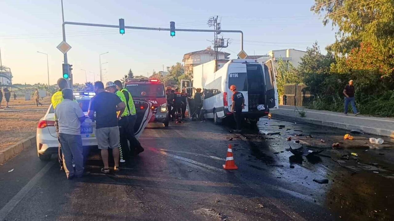 Tur aracı kamyonun altına girdi, sıkışan sürücü için ekipler alarma geçti