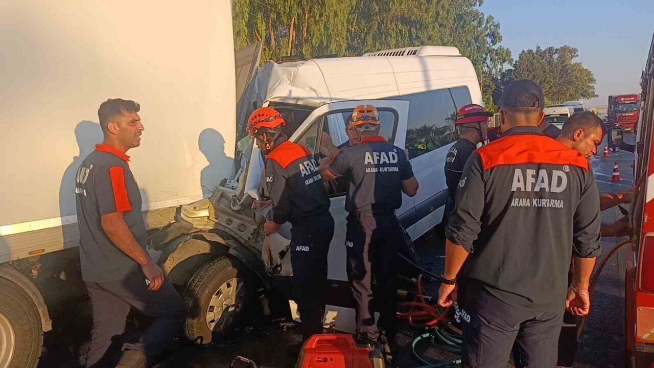 Tur aracı kamyonun altına girdi, sıkışan sürücü için ekipler alarma geçti