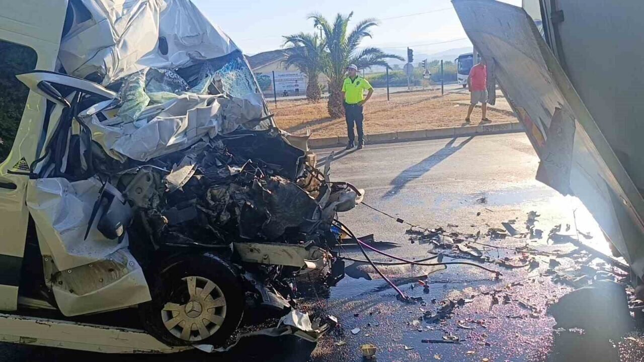 Tur aracı kamyonun altına girdi, sıkışan sürücü için ekipler alarma geçti