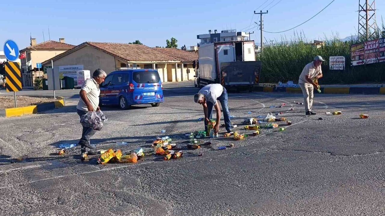 Tur aracı kamyonun altına girdi, sıkışan sürücü için ekipler alarma geçti