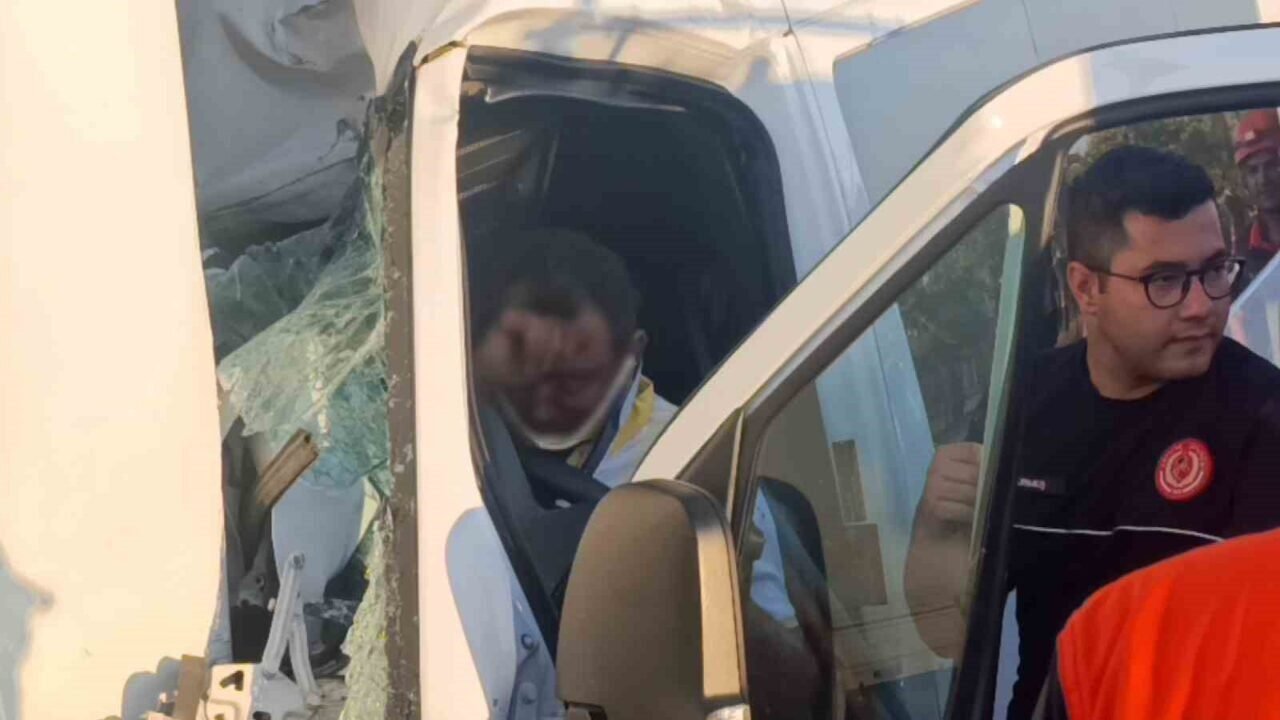 Tur aracı kamyonun altına girdi, sıkışan sürücü için ekipler alarma geçti Tur aracı kamyonun altına girdi, sıkışan sürücü için ekipler alarma geçti