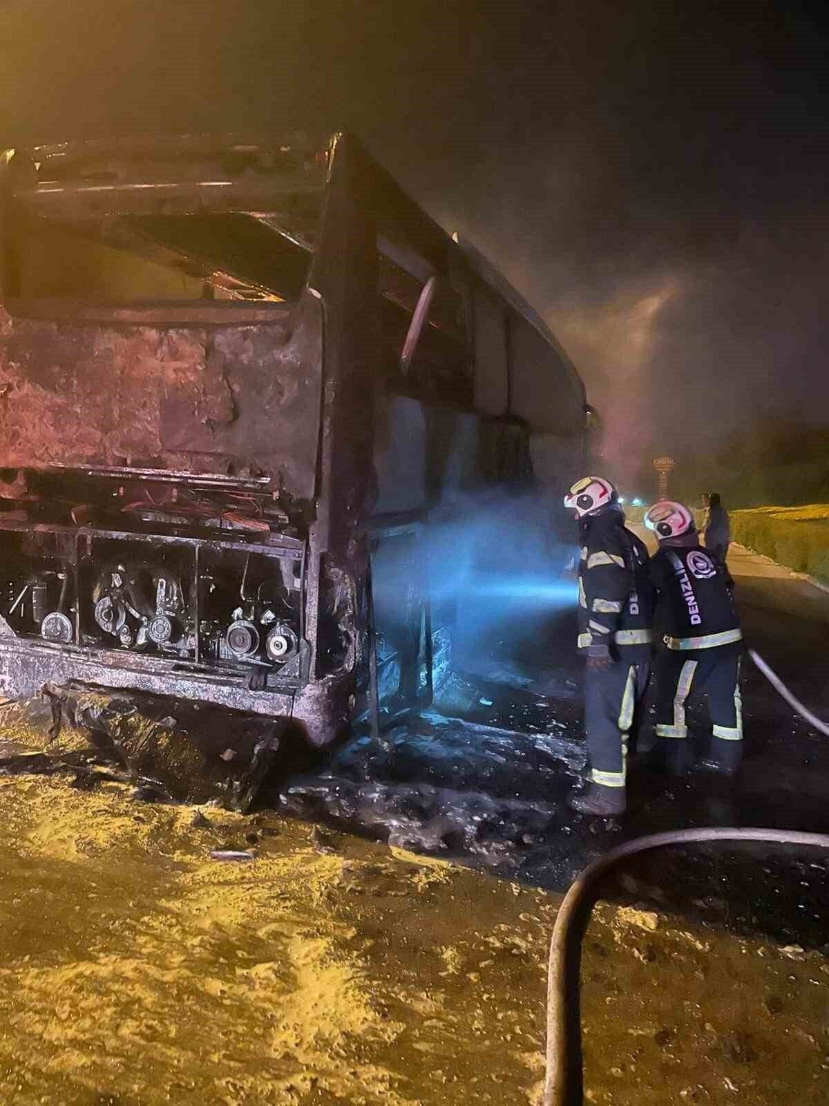 Tur otobüsü alevlerin içerisinde kaldı