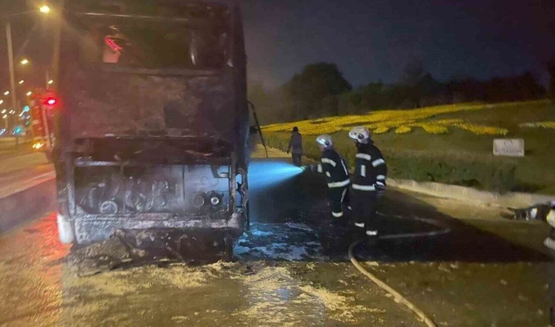 Denizli’de seyir halindeki tur otobüsü alevler içerisinde kaldı. İtfaiyenin müdahalesiyle