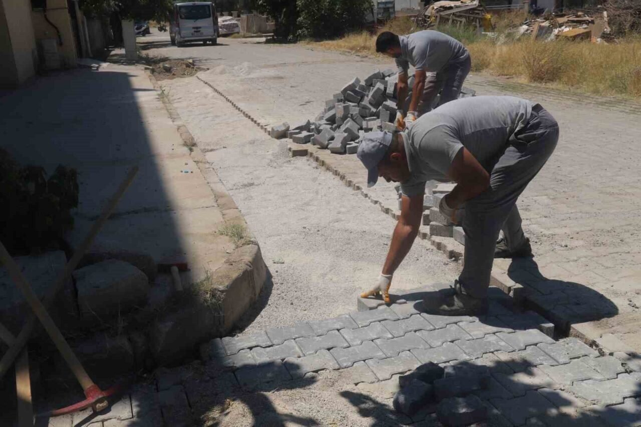 Turgutlu Belediyesi Fen İşleri Müdürlüğünden eş zamanlı ve yoğun yol mesaisi