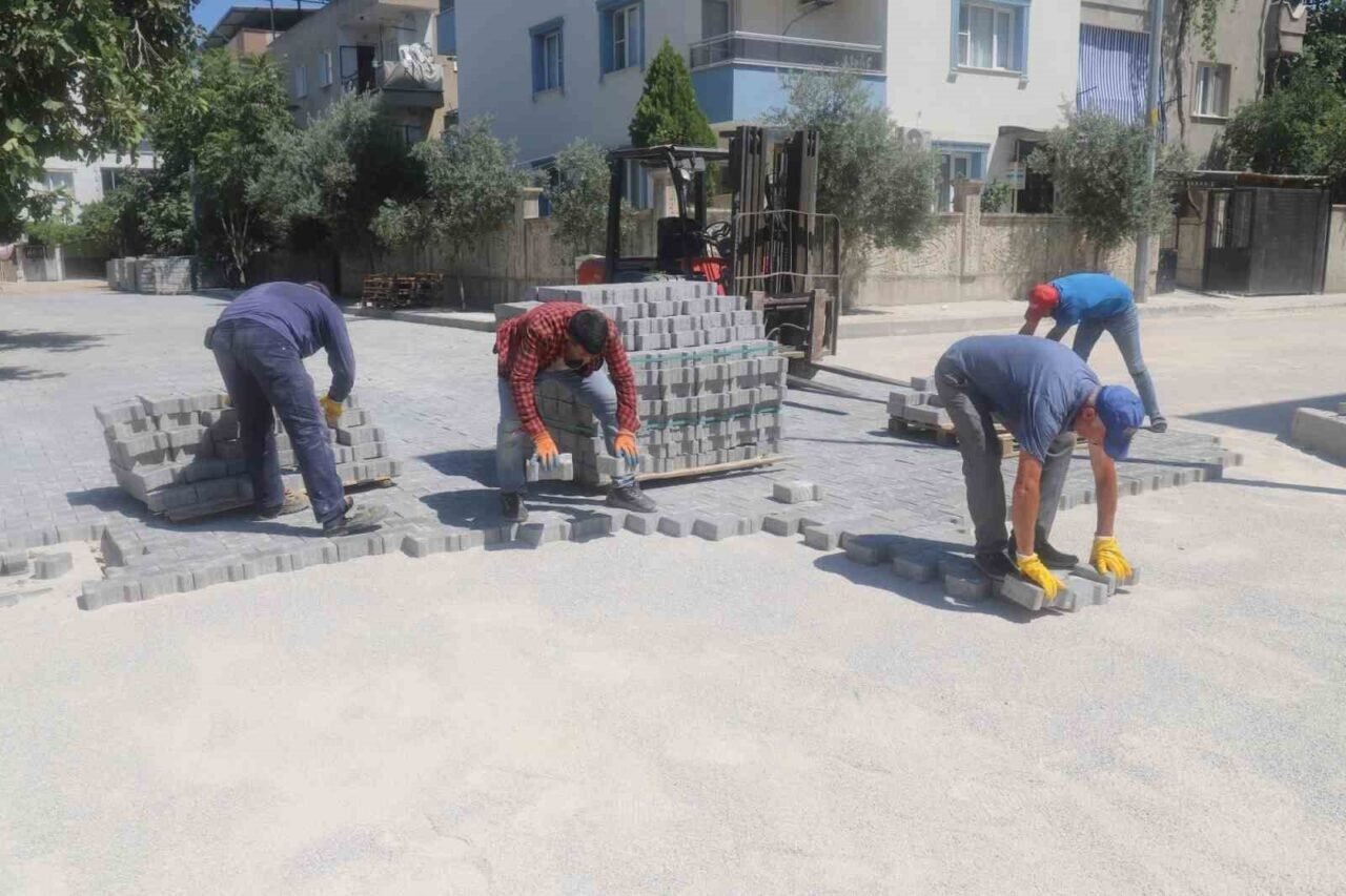 Turgutlu Belediyesi Fen İşleri Müdürlüğünden eş zamanlı ve yoğun yol mesaisi