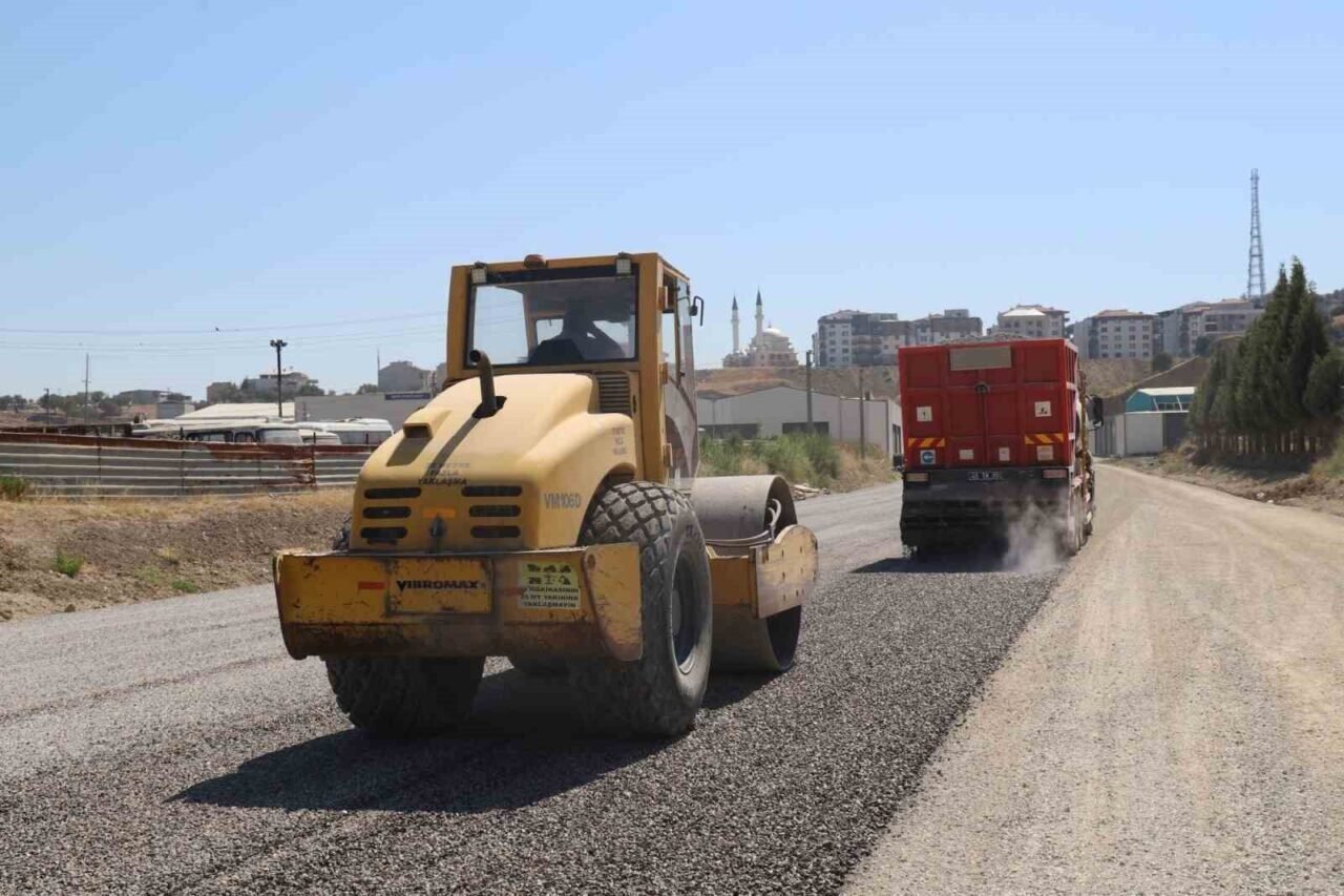 Turgutlu Belediyesi Fen İşleri Müdürlüğünden eş zamanlı ve yoğun yol mesaisi