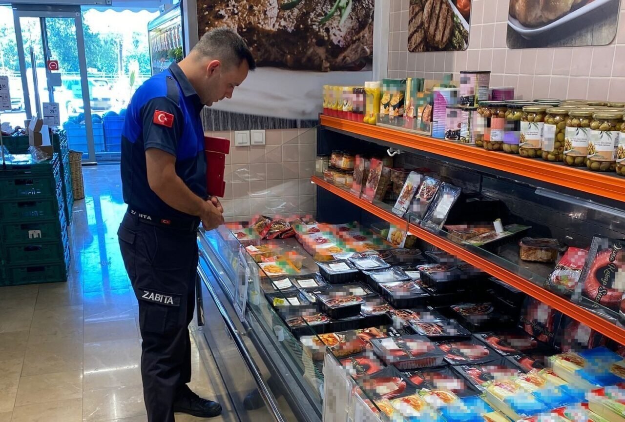 Turgutlu Zabıtasından marketlere sıkı denetim Turgutlu Zabıtasından marketlere sıkı denetim