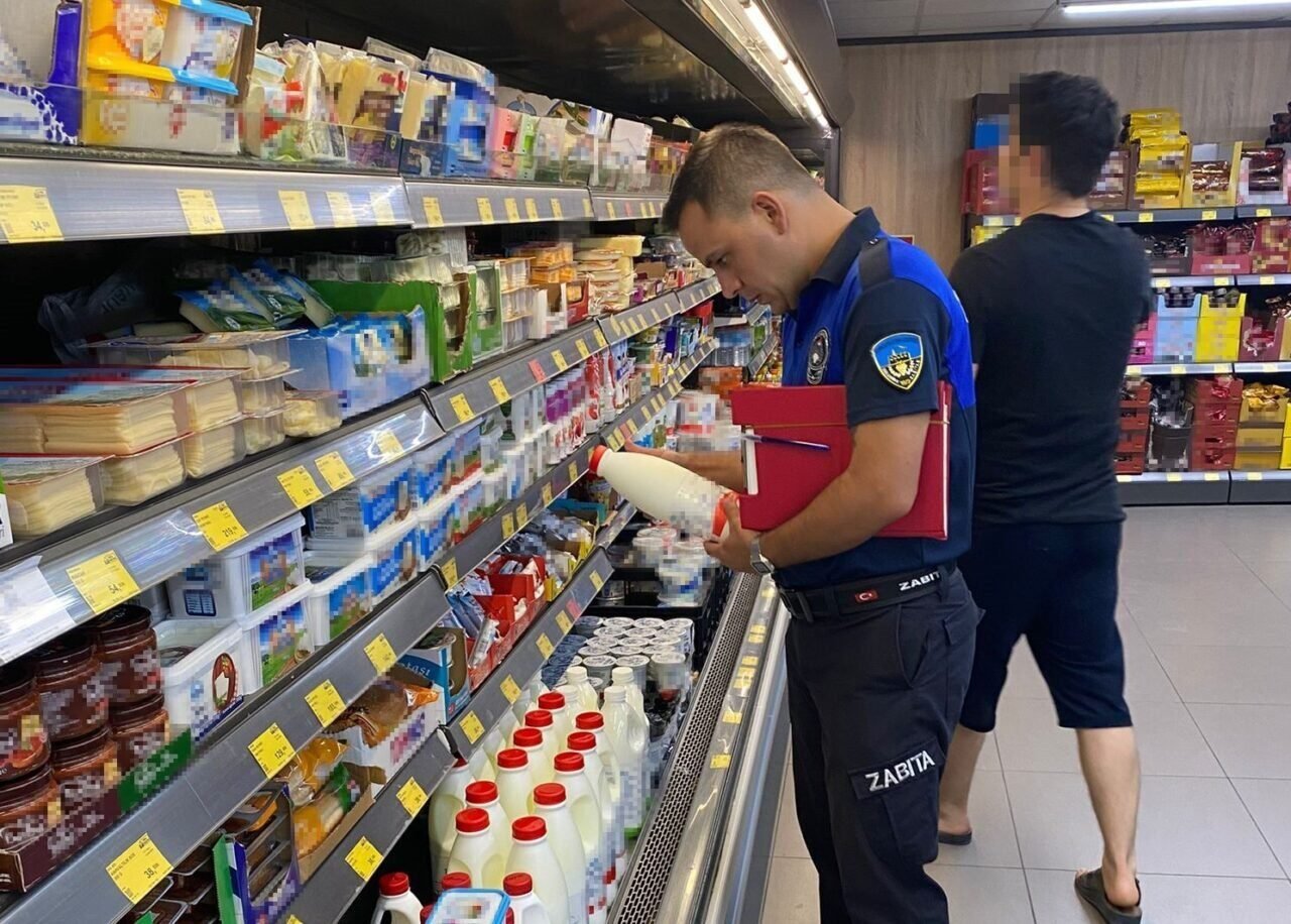 Turgutlu Zabıtasından marketlere sıkı denetim