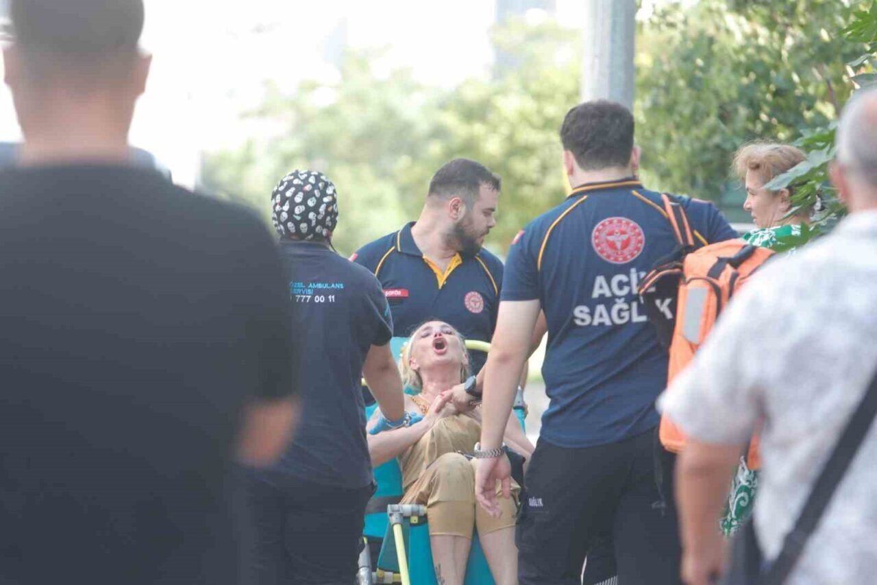 Yanan evini gören kadın baygınlık geçirdi, kedisi oksijen maskesiyle kurtarıldı