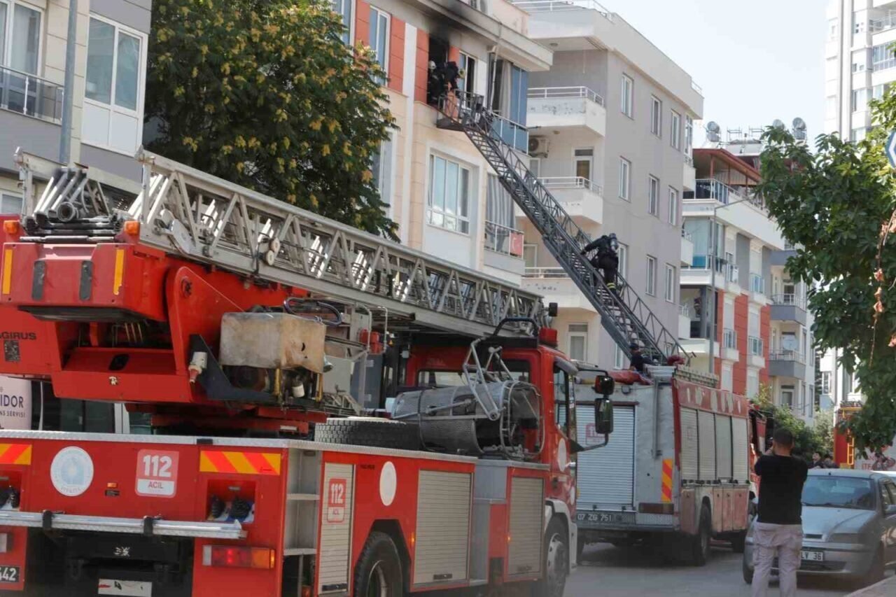 Yanan evini gören kadın baygınlık geçirdi, kedisi oksijen maskesiyle kurtarıldı
