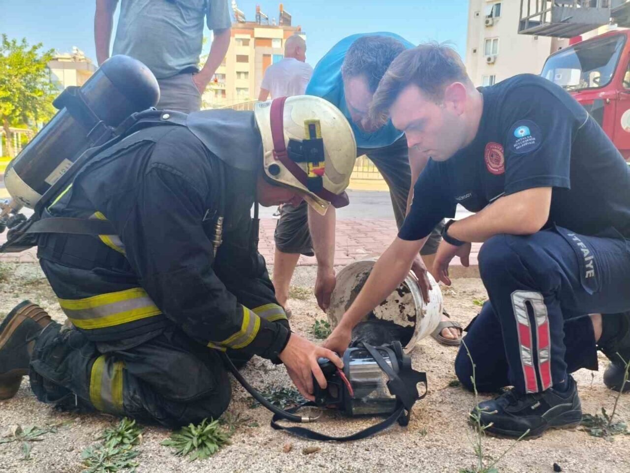 Yanan evini gören kadın baygınlık geçirdi, kedisi oksijen maskesiyle kurtarıldı