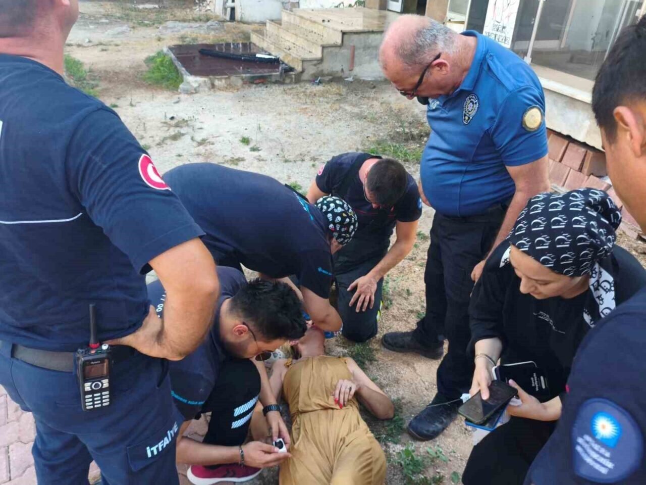 Yanan evini gören kadın baygınlık geçirdi, kedisi oksijen maskesiyle kurtarıldı