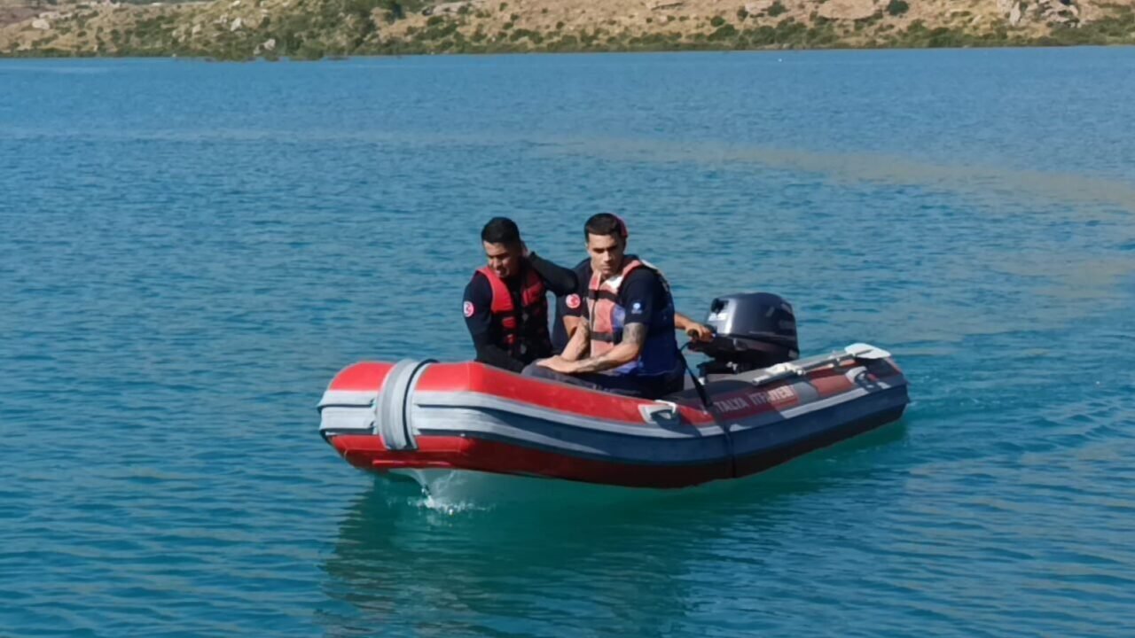 Yeğeninin düşen terliğini almak için girdiği baraj gölünde kayboldu