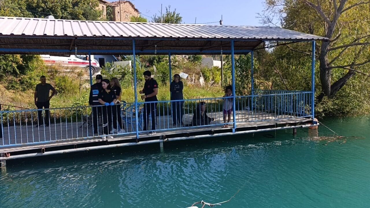 Yeğeninin düşen terliğini almak için girdiği baraj gölünde kayboldu