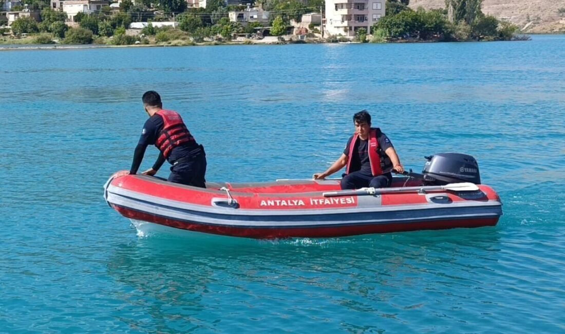 Antalya’nın Manavgat ilçesinde bir çocuk, yeğeninin baraj gölüne düşen terliğini