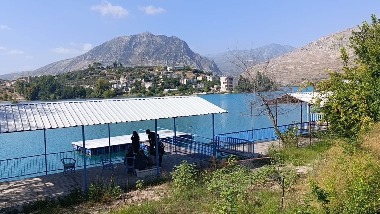 Yeğeninin düşen terliğini almak için girdiği baraj gölünde kayboldu