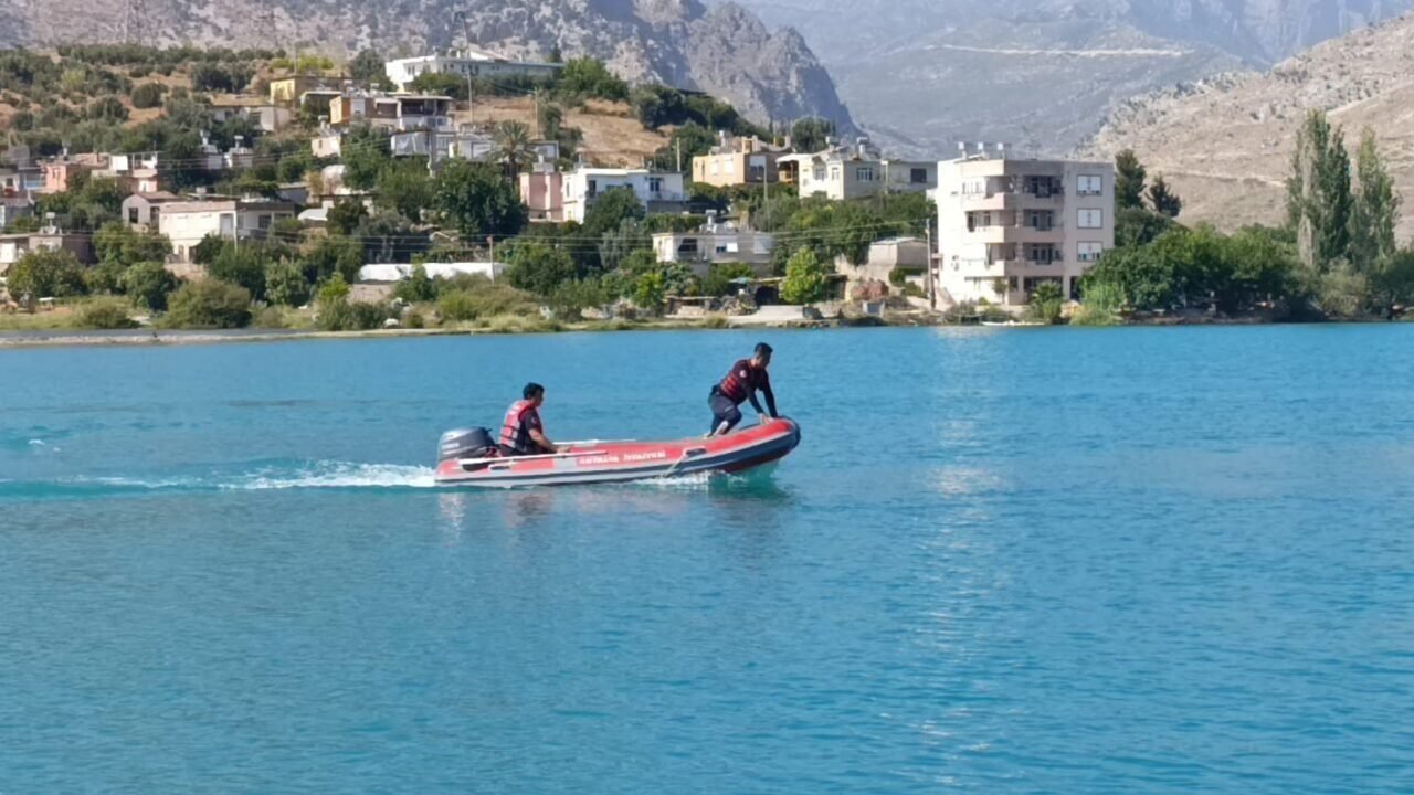 Yeğeninin düşen terliğini almak için girdiği baraj gölünde kayboldu