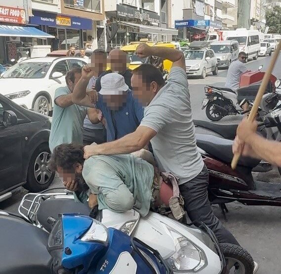 Aydın’ın Kuşadası ilçesinde bir kişi, yol ortasında bir grup tarafından