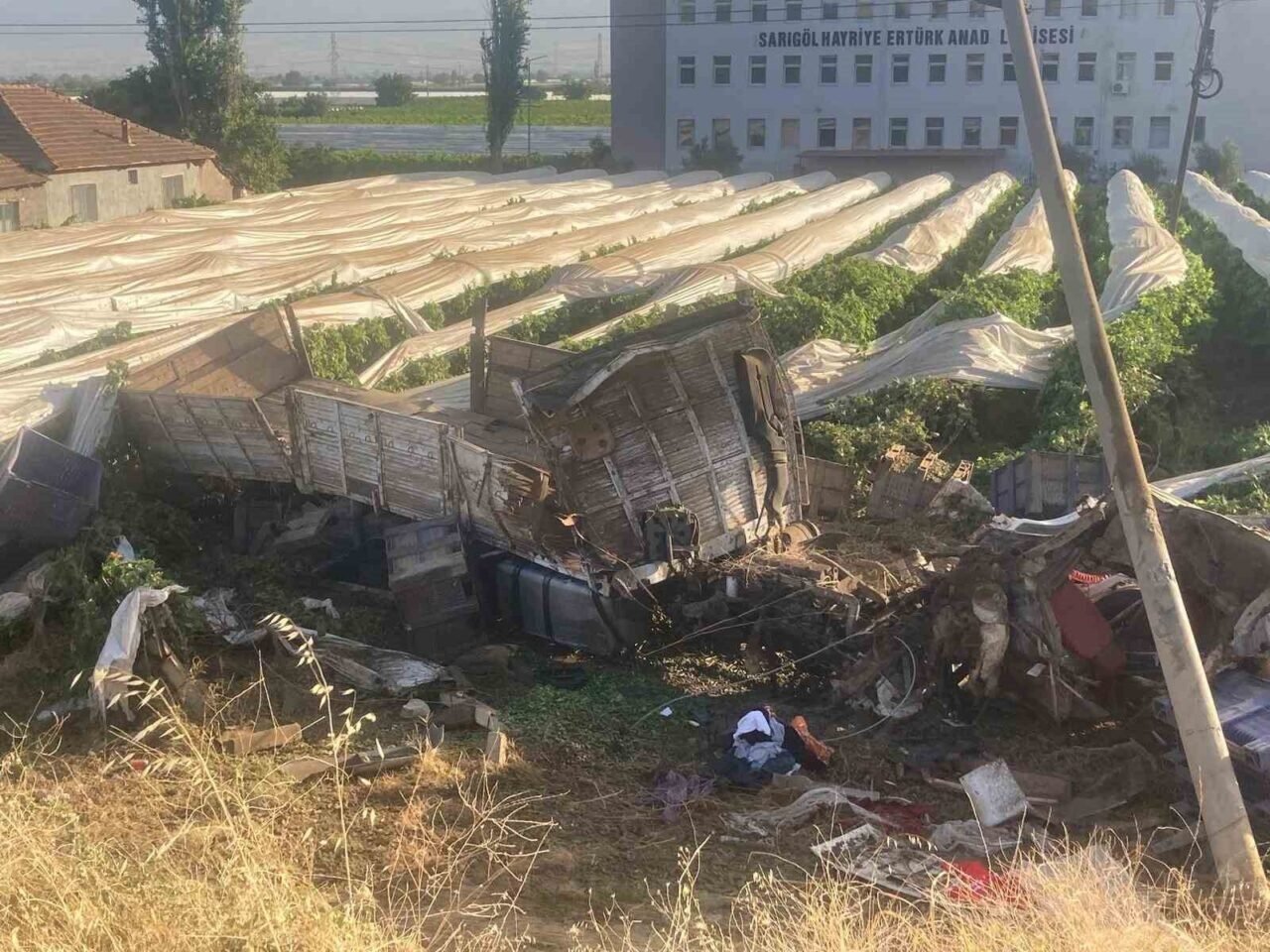 Yoldan çıkıp üzüm bağına uçan tırın şoförü hayatını kaybetti