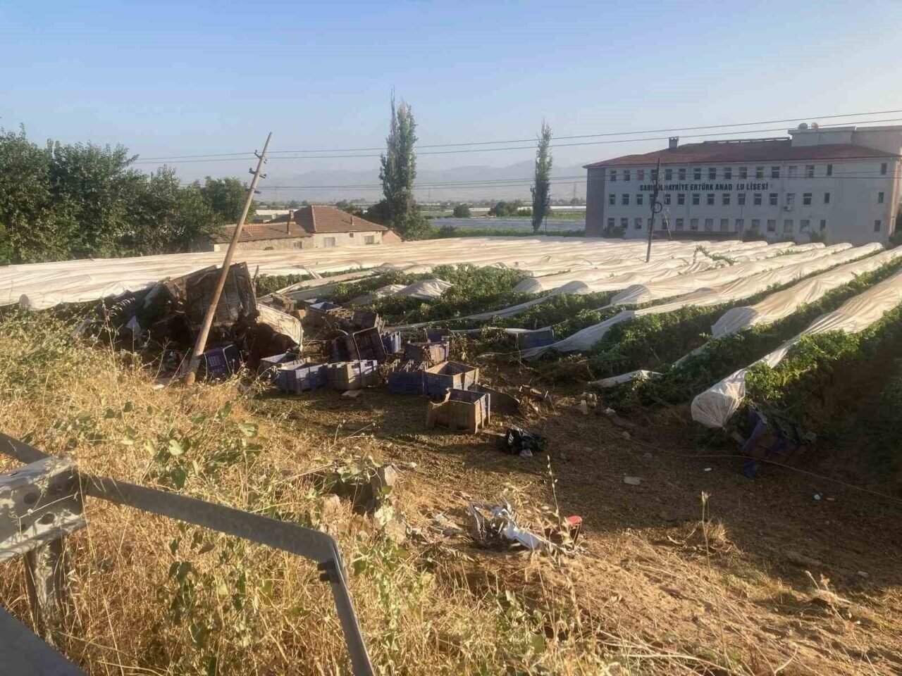 Yoldan çıkıp üzüm bağına uçan tırın şoförü hayatını kaybetti Yoldan çıkıp üzüm bağına uçan tırın şoförü hayatını kaybetti