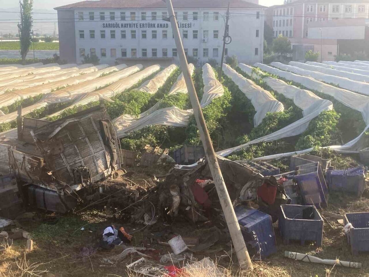 Yoldan çıkıp üzüm bağına uçan tırın şoförü hayatını kaybetti