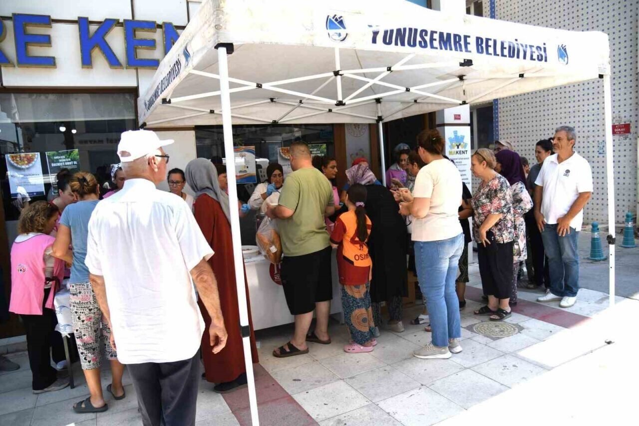 Yunusemre Kent Konseyinden aşure hayrı