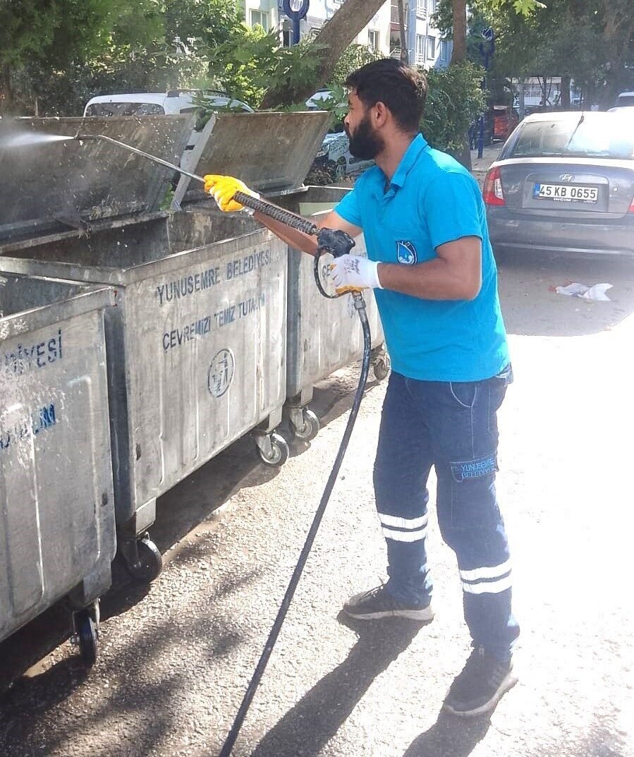 Yunusemre’de çöp konteynerleri dezenfekte ediliyor