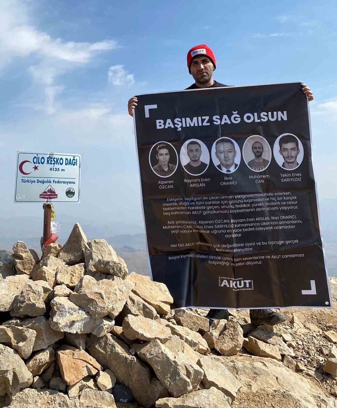 AKUT Manisa gönüllüsü 4 bin 135 metrede orman şehitlerini andı AKUT Manisa gönüllüsü 4 bin 135 metrede orman şehitlerini andı