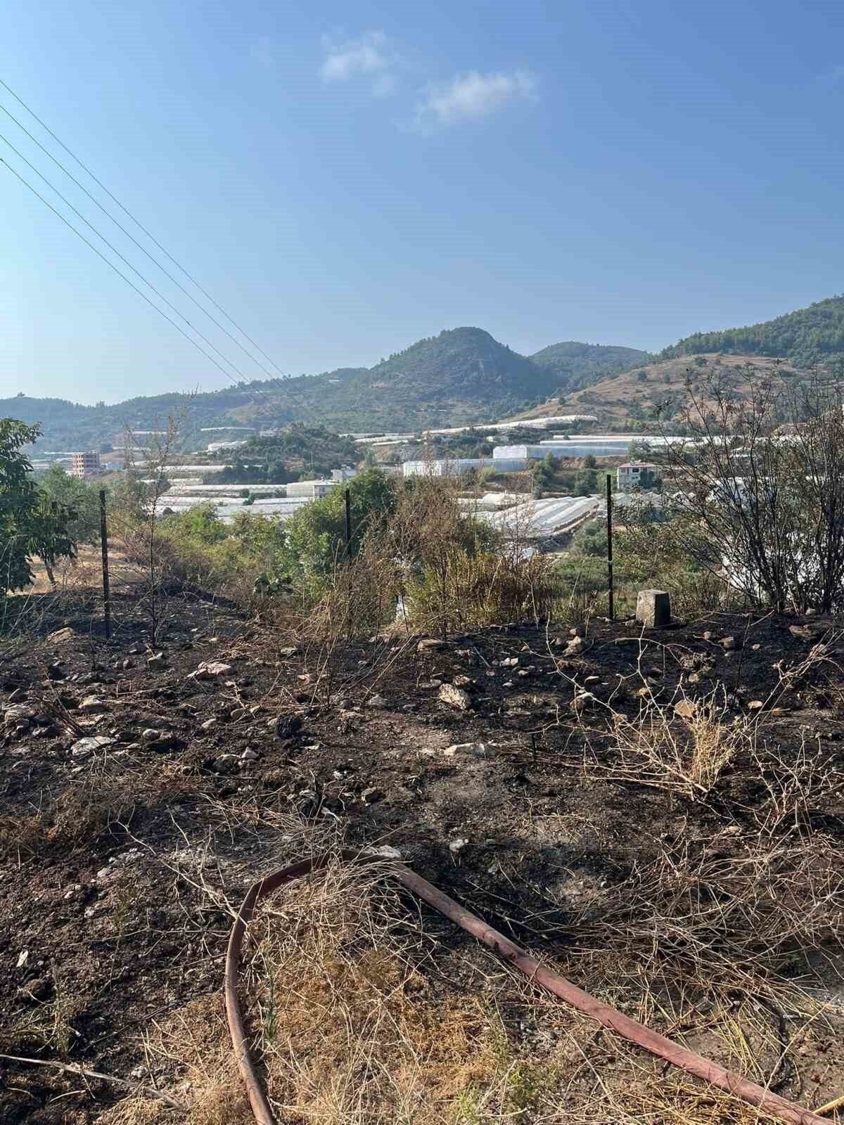 Alanya’da otluk alanda çıkan yangın büyümeden söndürüldü Alanya’da otluk alanda çıkan yangın büyümeden söndürüldü