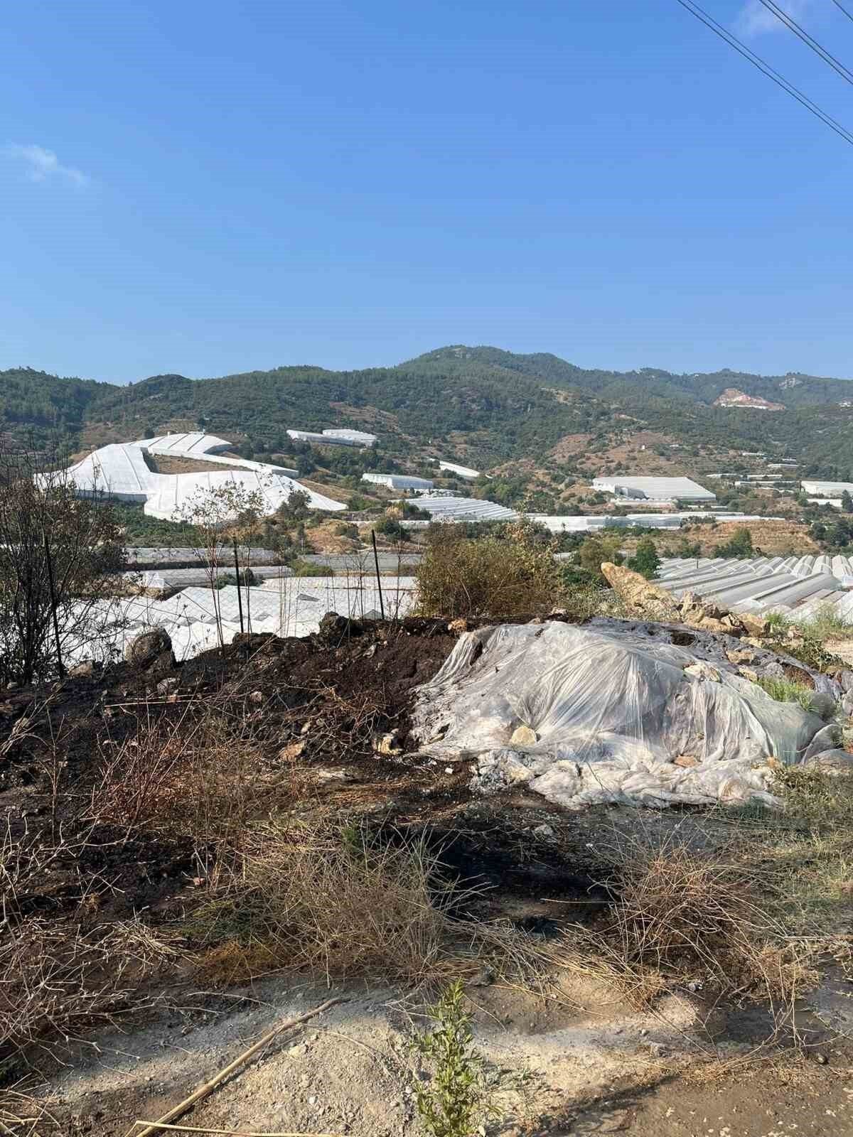 Alanya’da otluk alanda çıkan yangın büyümeden söndürüldü