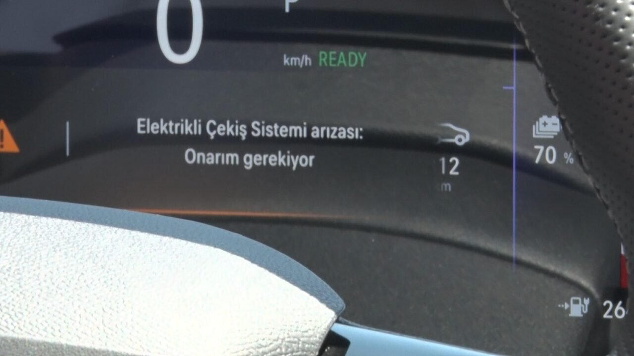 Aldıkları sıfır otomobile binmeye korktular yapay zekayla seslerini duyurmaya çalıştılar