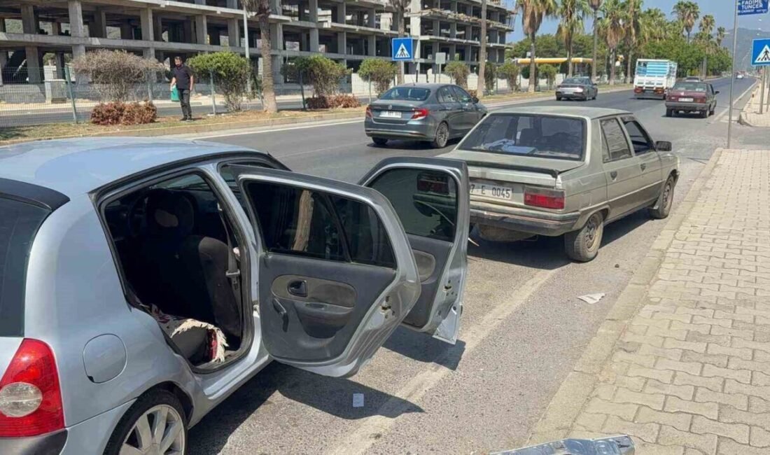 Antalya’nın Gazipaşa ilçesinde meydana gelen zincirleme kazada 3 otomobil birbirine