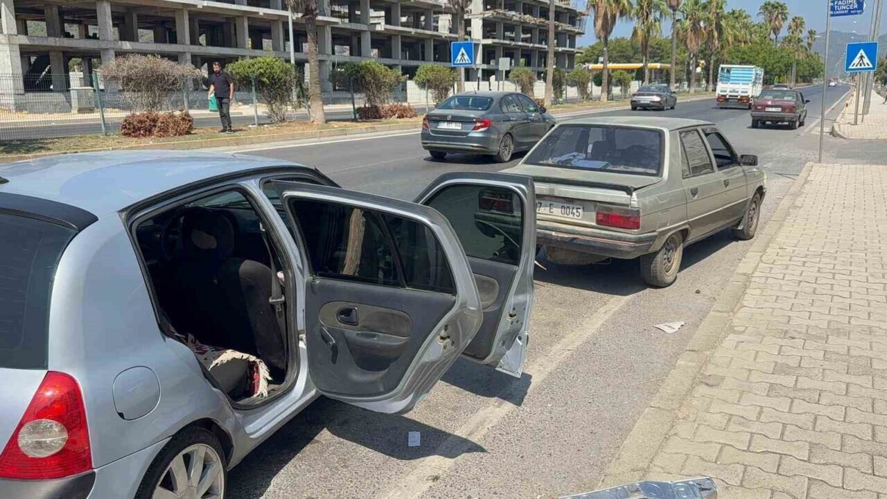 Antalya’da 3 otomobilin karıştığı zincirleme kazada 2 kişi yaralandı Antalya’da 3 otomobilin karıştığı zincirleme kazada 2 kişi yaralandı