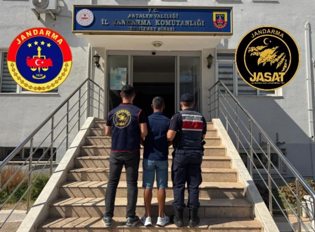 Antalya’da JASAT ekipleri 72 saatte 236 aranan şahsı yakaladı Antalya’da JASAT ekipleri 72 saatte 236 aranan şahsı yakaladı