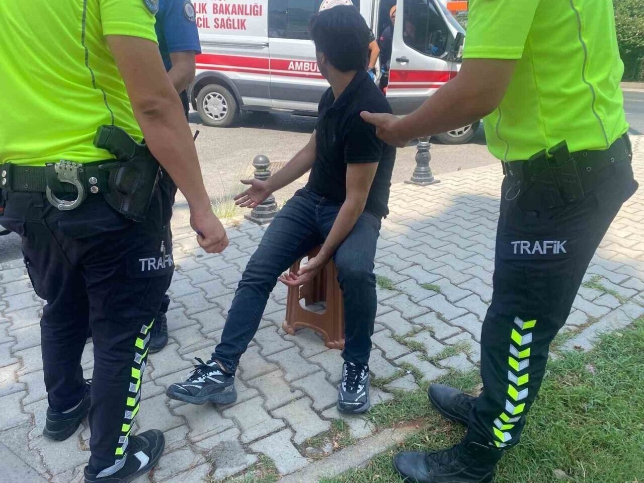 Antalya’da motosikletten düşen sürücü yaralandı