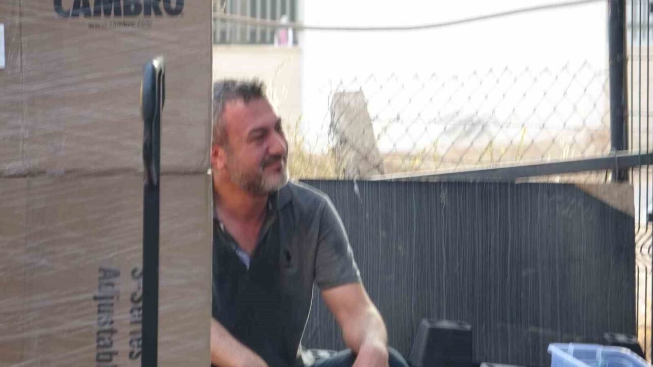 Antalya’da otel ekipmanları deposu alev alev yandı, çalışanlar gözyaşlarını tutamadı