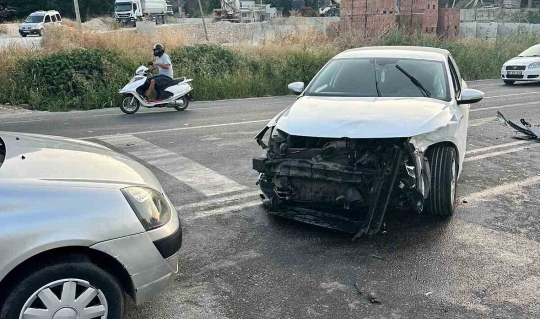 Antalya’nın Kaş ilçesinde üç aracın karıştığı kazada 7 kişi yaralandı.