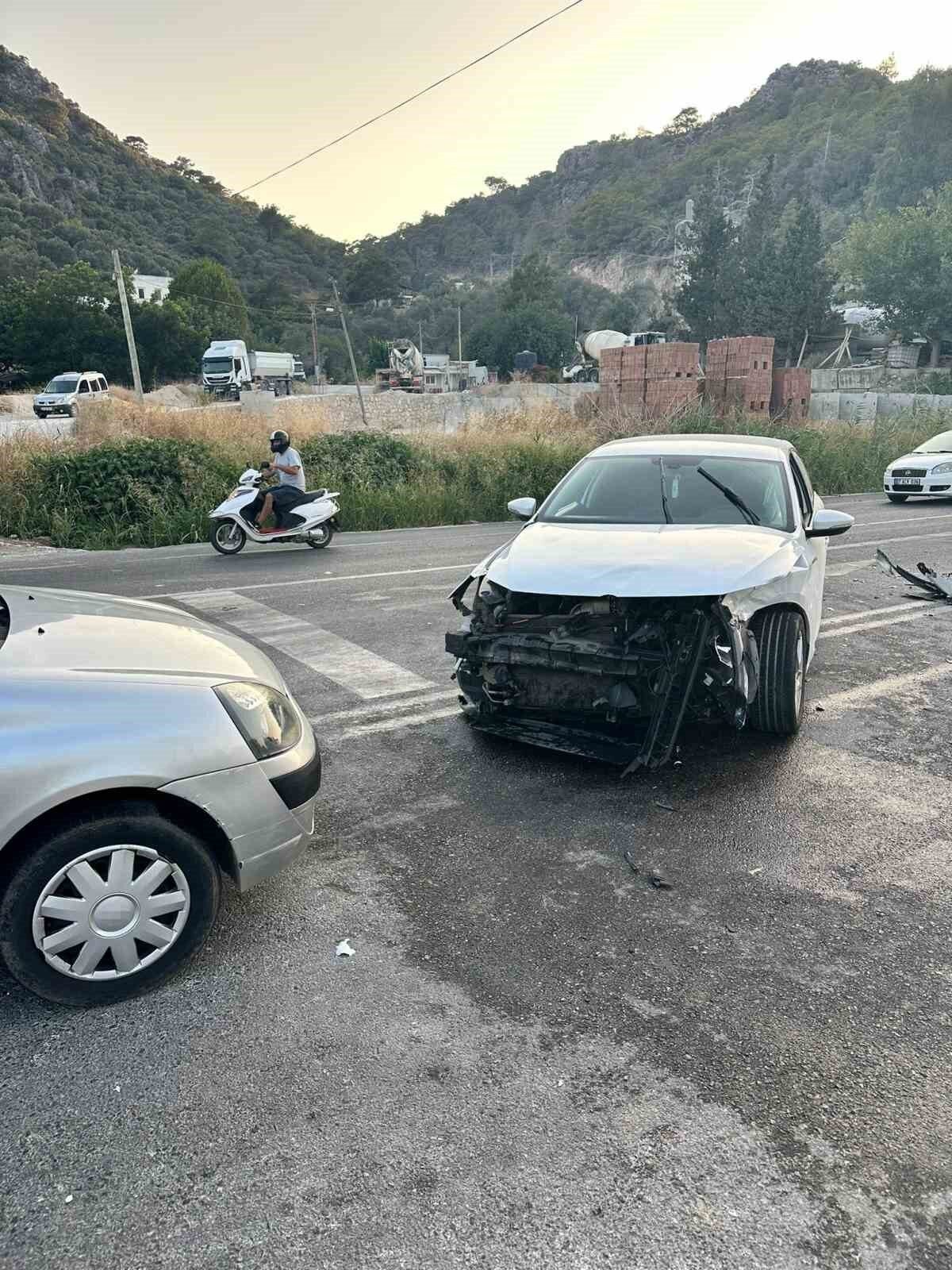 Antalya’da üç aracın karıştığı kazada 7 kişi yaralandı Antalya’da üç aracın karıştığı kazada 7 kişi yaralandı