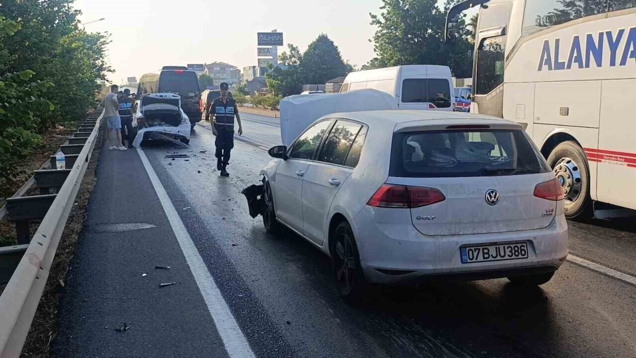 Antalya’da zincirleme kaza: 2 yaralı