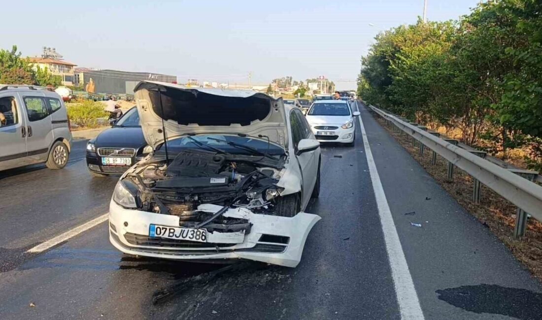 Antalya’nın Manavgat ilçesinde üç aracın karıştığı zincirleme kazada 2 kişi