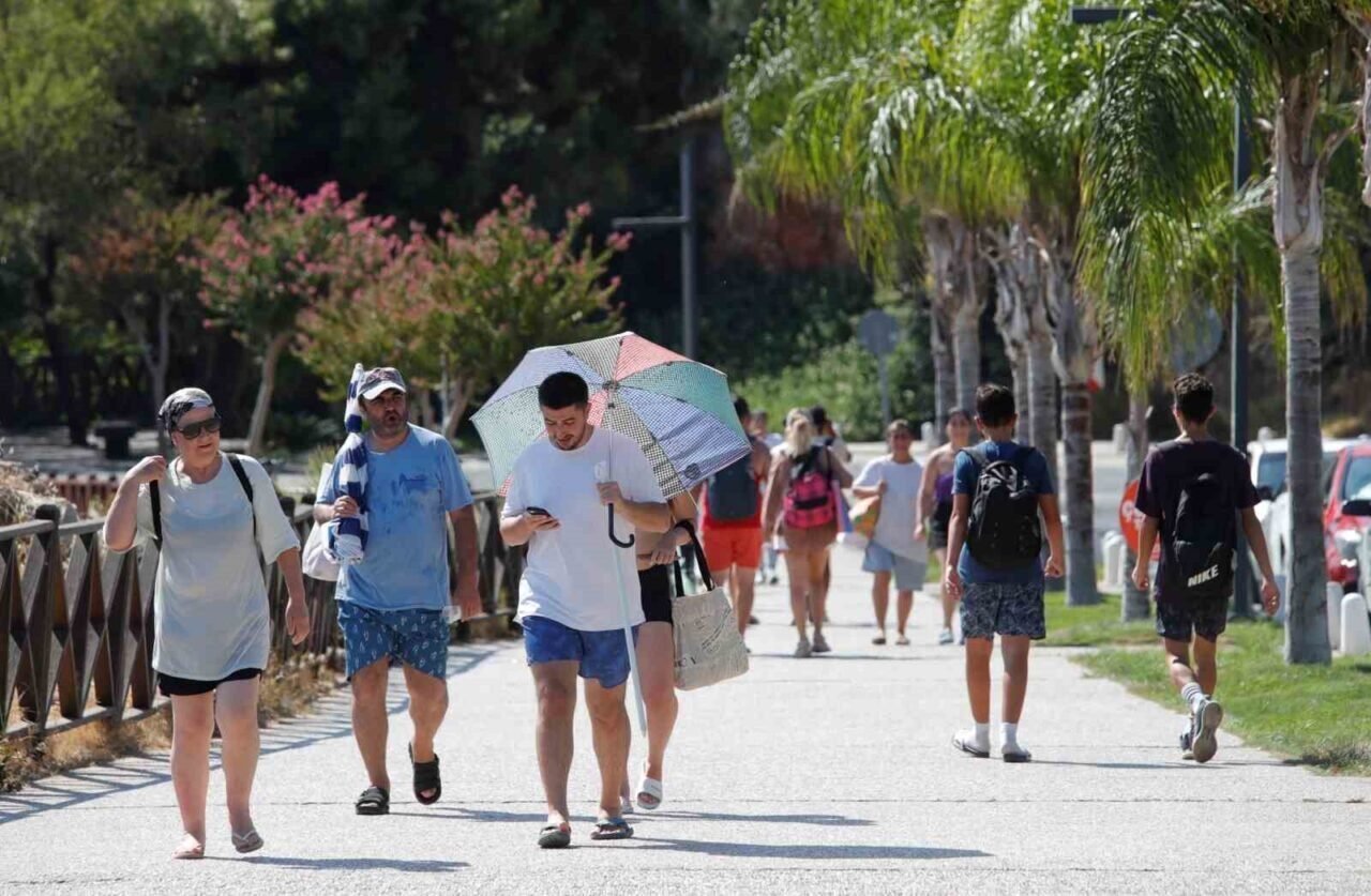 Antalya’nın deniz suyu sıcaklığı 33 dereceyle İstanbul ve Ankara’nın sıcak havasını geride bıraktı