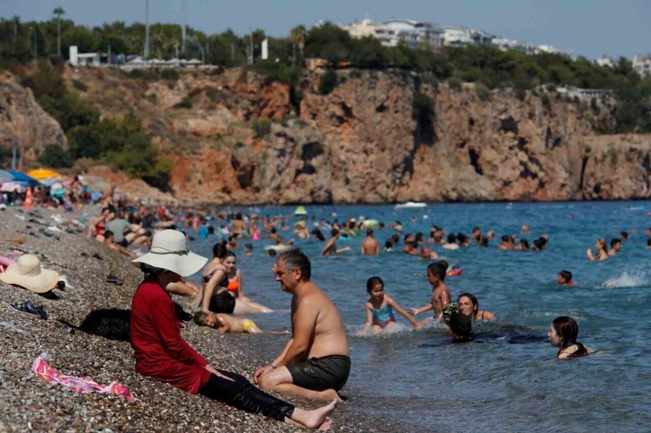Antalya’nın deniz suyu sıcaklığı 33 dereceyle İstanbul ve Ankara’nın sıcak havasını geride bıraktı