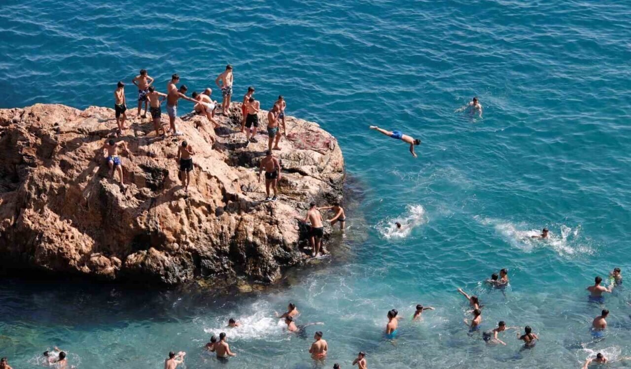 Antalya’nın deniz suyu sıcaklığı 33 dereceyle İstanbul ve Ankara’nın sıcak havasını geride bıraktı