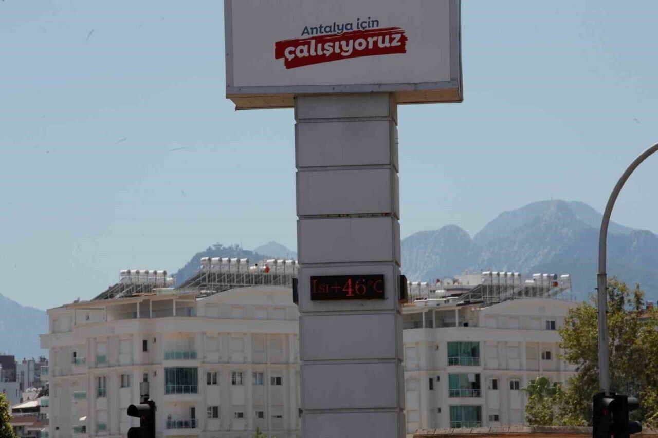 Antalya’nın deniz suyu sıcaklığı 33 dereceyle İstanbul ve Ankara’nın sıcak havasını geride bıraktı