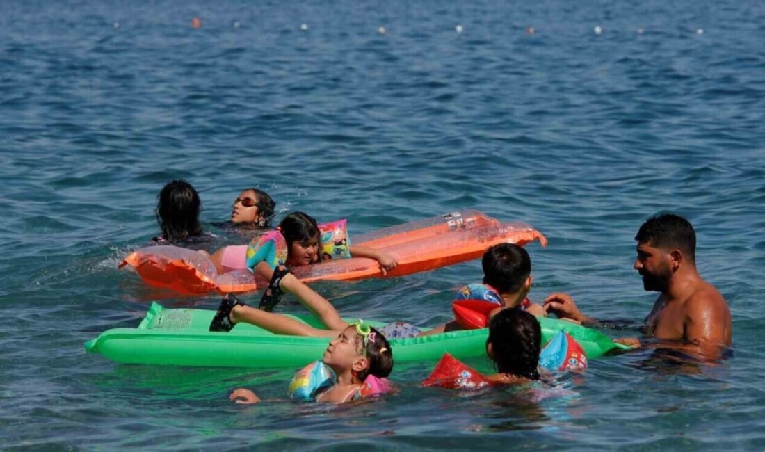 Antalya’da termometreler 46 dereceyi gösterirken, 33 derece dolaylarında ölçülen deniz