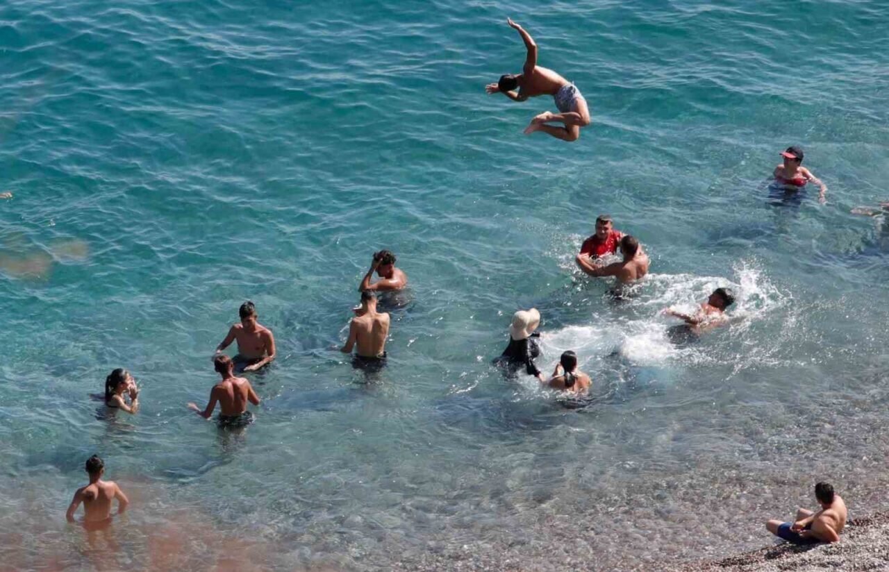 Antalya’nın deniz suyu sıcaklığı 33 dereceyle İstanbul ve Ankara’nın sıcak havasını geride bıraktı