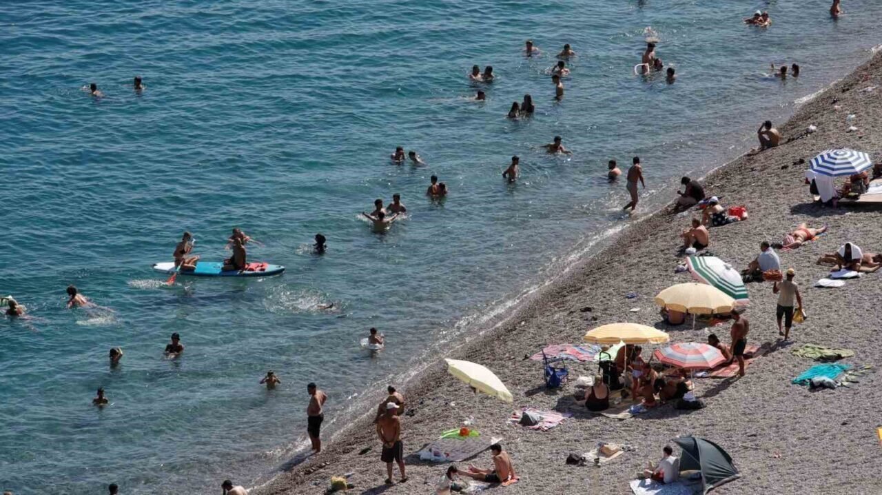 Antalya’nın deniz suyu sıcaklığı 33 dereceyle İstanbul ve Ankara’nın sıcak havasını geride bıraktı