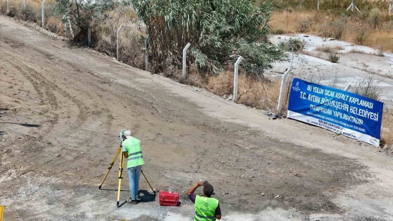 Aydın Büyükşehir Belediyesi Söke’deki yağmur suyu ve kaldırım çalışmaları devam ediyor
