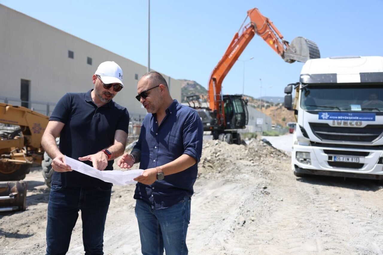 Aydın Büyükşehir Belediyesi Söke’deki yağmur suyu ve kaldırım çalışmaları devam ediyor