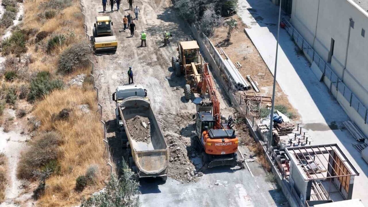 Aydın Büyükşehir Belediyesi Söke’deki yağmur suyu ve kaldırım çalışmaları devam ediyor